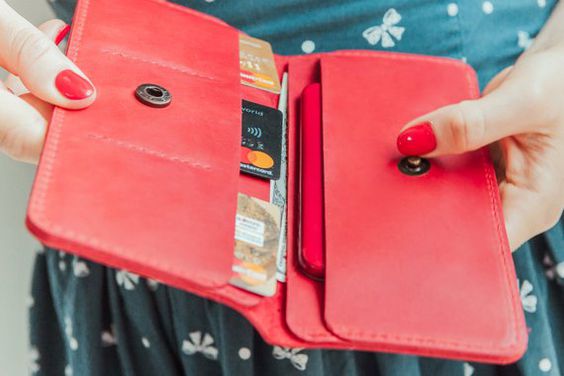 如果想要變得冷靜,銀包應使用藍色。