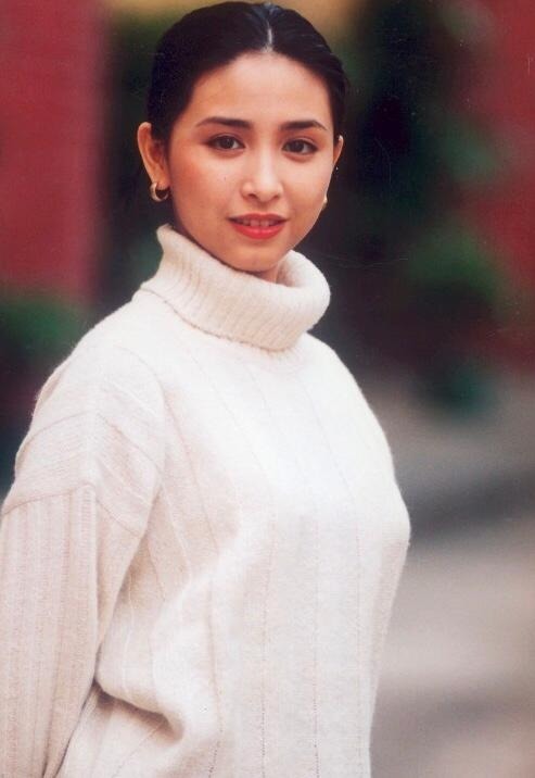 吳婉芳是第一個三料港姐