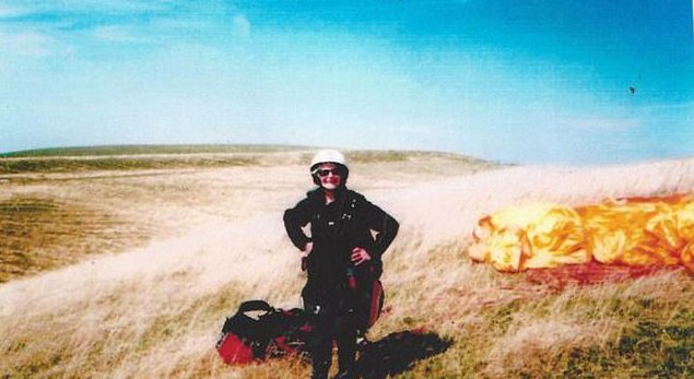 當我和鯊魚一起游泳的時候，我的兒子過來拍了照片。