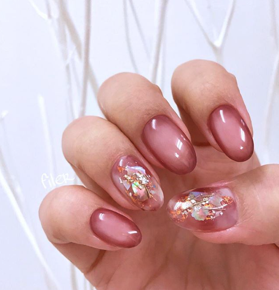 只想用上楓葉紅色，但又想不要過於乏味的話，可以試試漸變渲染這款，帶有透明空氣感之餘，又有漸層效果，十分耐看！