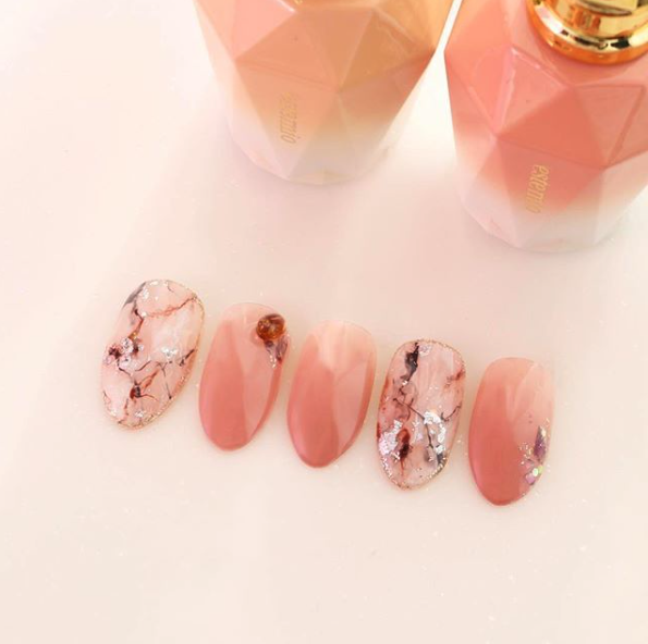雲石款是指甲的長興款！幾活珊瑚色為主調的雲石配上漸變層次卻多了一份知性美的感覺！