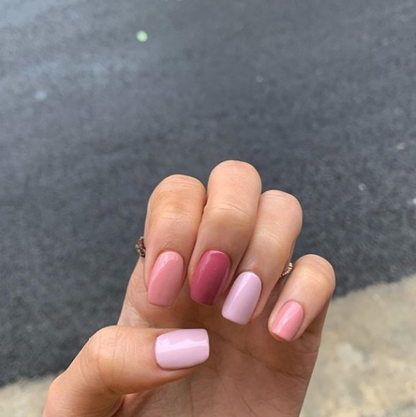 想要簡單款，但又想有點新意的話，以下這款混色款便適合不過。以不愛同色調的楓葉紅色和活珊瑚色為主調，如喜歡的話，更可以十指都都同上不同色調的颜色。