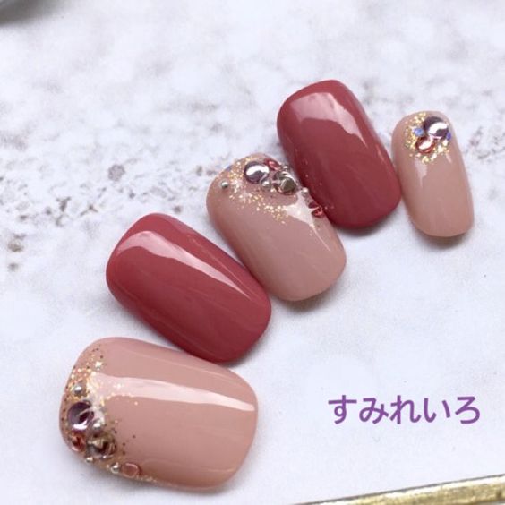 楓葉紅色和活珊瑚色的甲色，再配上銀色的閃鑽飾物感覺絕不俗氣，而且充滿氣質，彷彿多了一份女神感覺。