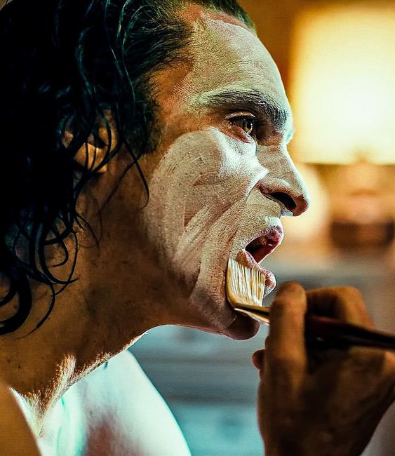 oaquin19歲生日後3天，哥哥River被發現倒地在夜店門口，並用藥過量死亡，而當Joaquin打911求救的電影錄音更被公開，因此他有近乎一年的時間拒絕露面。