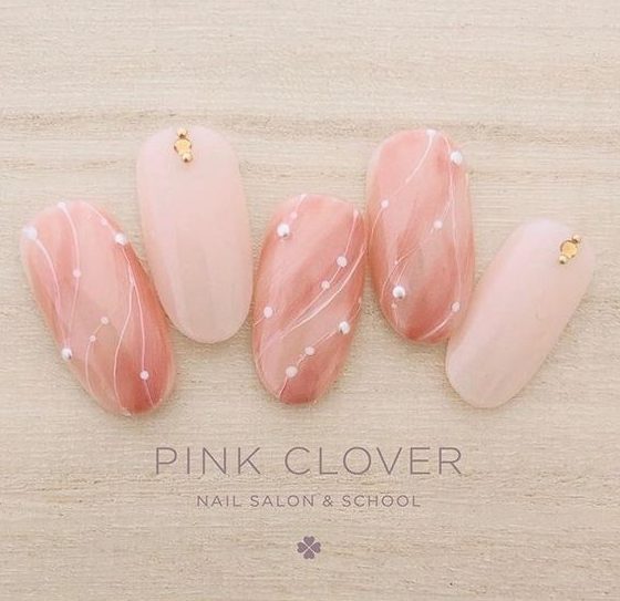 如對雲石效果感到乏味，可以試試以波點造型為點綴，同樣有知性美感覺！