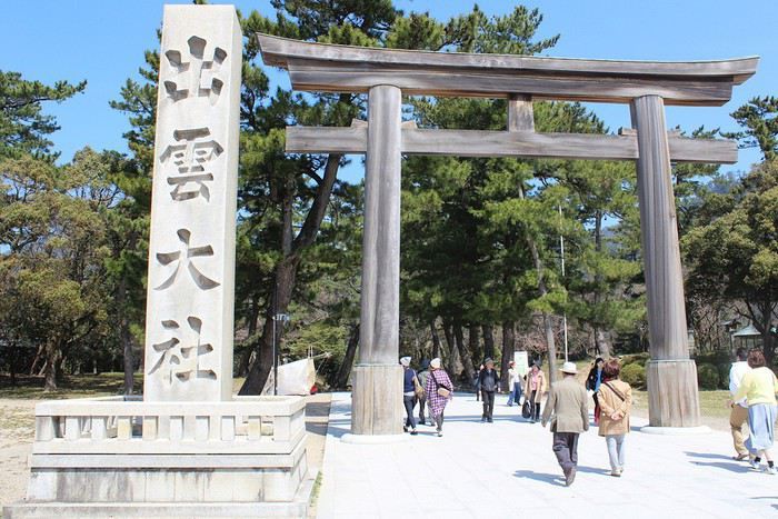 這神社可以說是全日本最靈驗的戀愛神社，雖位於島根縣的出雲大社位置偏遠，但都無阻很多信眾每天特意前來。出雲大社祭祀的神明是大國主命，在日本的神話中，大國主命是位很受女神青睞的花花公子，所以像大國主命一般戀愛運好的男性與女性，只要前來參拜便可早日遇到真命天子。