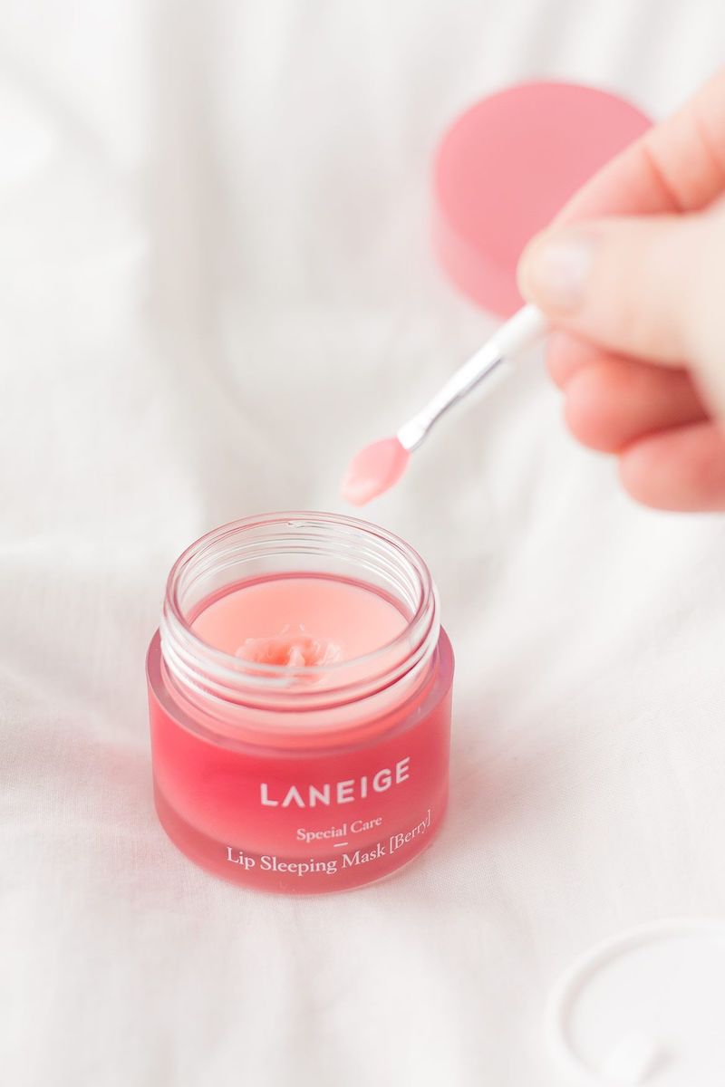 雙唇厚敷一層潤唇膏