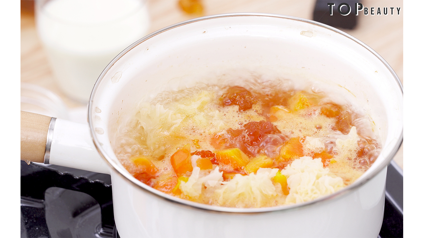 調至中火煮至雪耳變軟