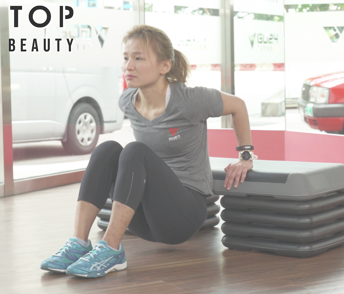 慢慢蹲下,直至上臂與地面平行