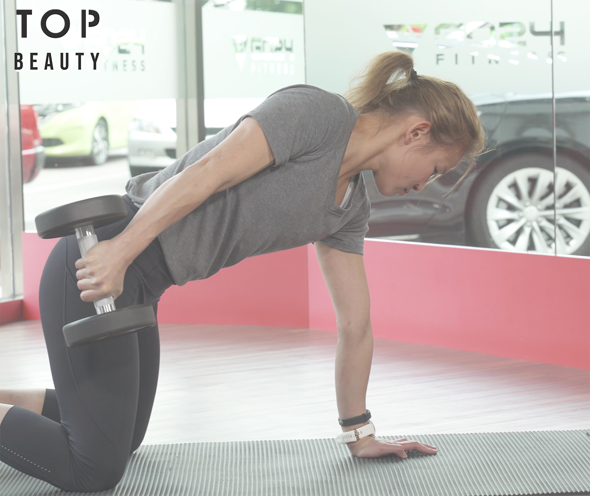 收縮三頭肌,把前臂向後上方伸直