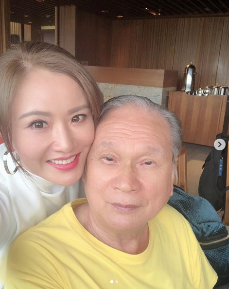 張文慈確實是一名顧家的乖乖女,因知道弟弟成家立室後很需要一個屬於自己的屋企,於是加按自己的單位,再購買一個單位給弟弟。此外,張文慈都會一有時間便會帶年老的父親旅遊,又常於不用工作的時間探望弟弟和父親,真的是孝順女!