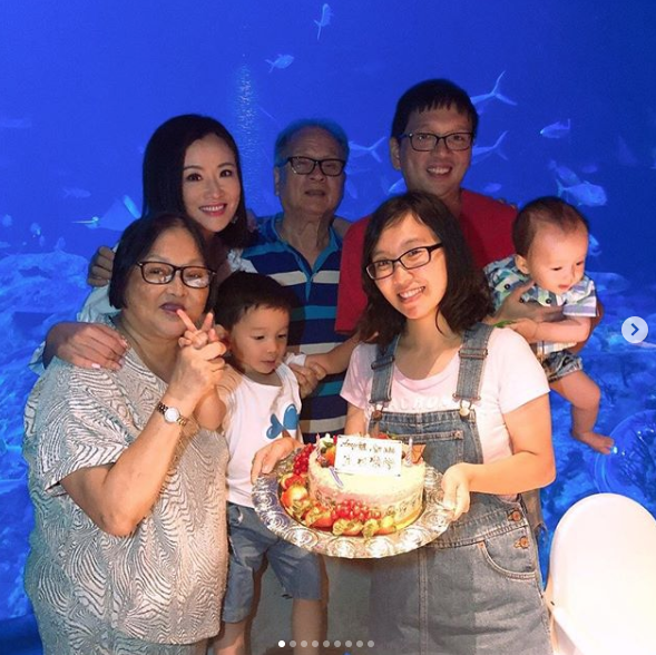 張文慈確實是一名顧家的乖乖女,因知道弟弟成家立室後很需要一個屬於自己的屋企,於是加按自己的單位,再購買一個單位給弟弟。此外,張文慈都會一有時間便會帶年老的父親旅遊,又常於不用工作的時間探望弟弟和父親,真的是孝順女!