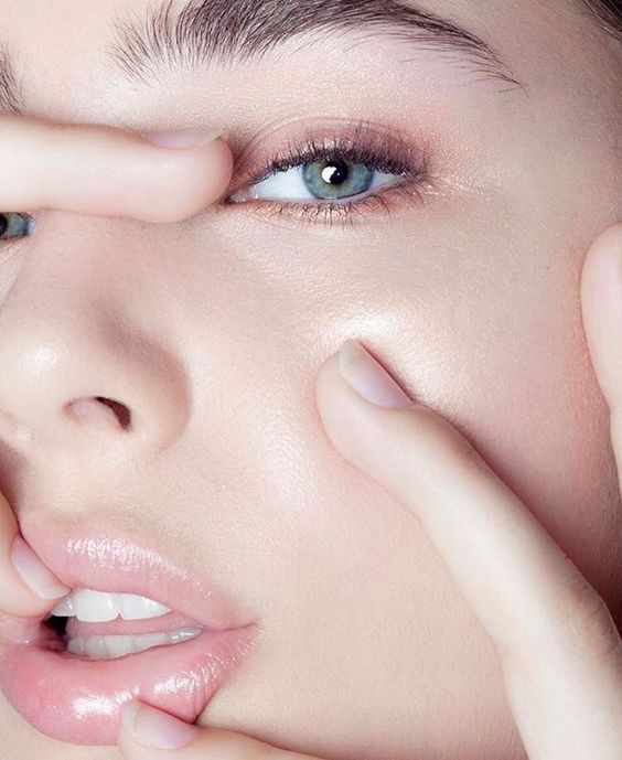 年齡增長是令雙眼出現皺紋及下垂的主因