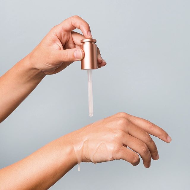 於塗面之前,可先塗到掌心搓揉,透過掌心的熱力從而令到精華油更有效吸收,並放近鼻子聞聞,因天然的植物香味是可有助調節心情。