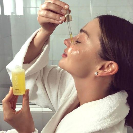 坊間有多款精華油推出,而精華油大致分為兩種:護膚油、美容油。這些都是和精油有所不同,精油是需要由單一種植物中經提煉後才能取得的濃縮液,是有機會灼傷肌膚或滲入血液中,因此使用前需與基礎油稀釋調和。而精華油是可以直接塗抹在皮膚上,而且有護膚成份,如抗氧化物、維他命、礦物質等。