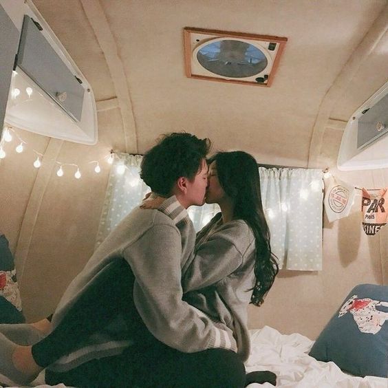 couple kissing