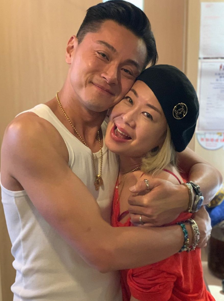 【絕世好老公】黃浩然為賺錢養老婆戒掉18年煙癮,親身整玫瑰燈贈老婆,而且還一直保持零緋聞!