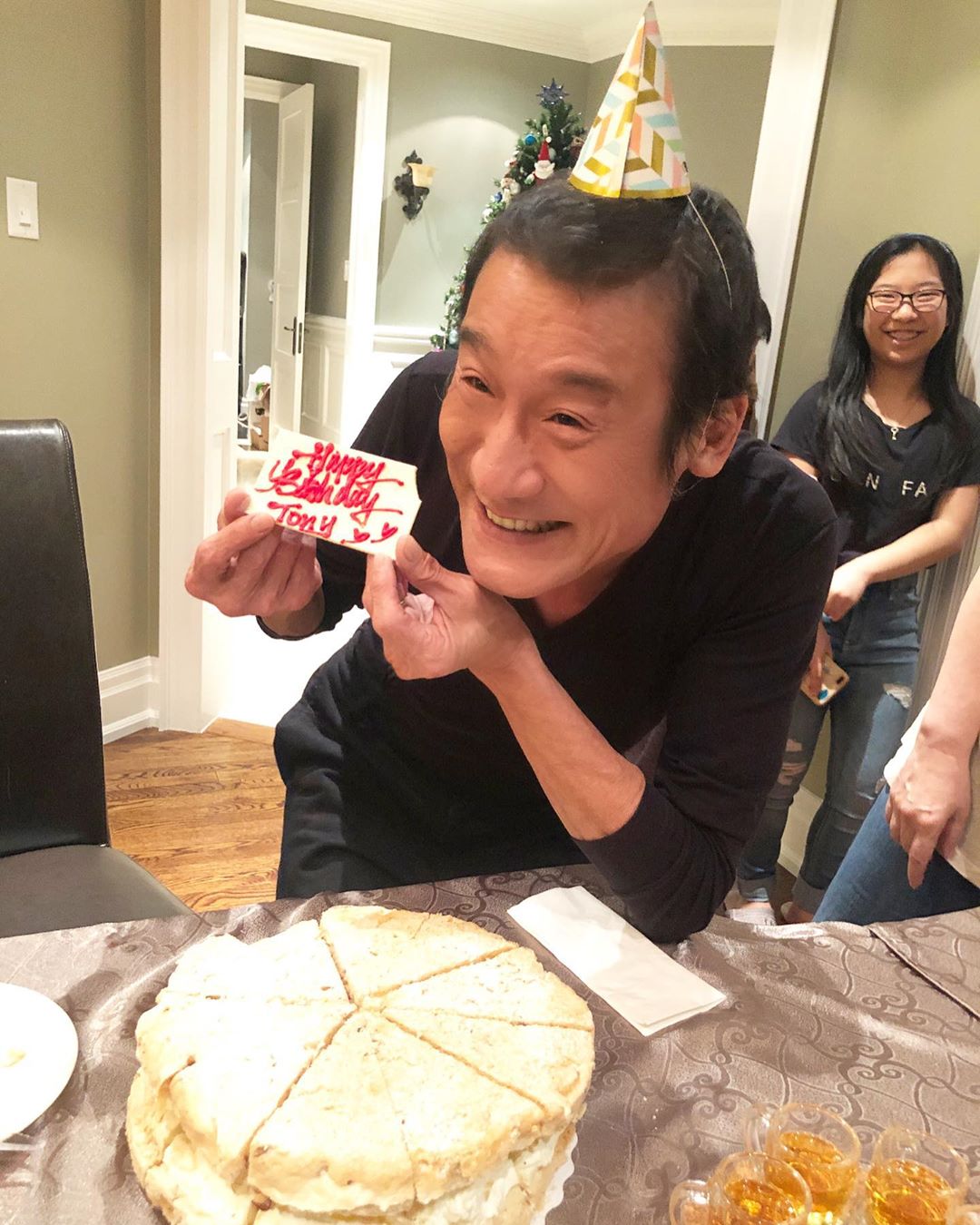 梁家輝迎來62歲生日 一對孖女精心準備生日派對 「幸福就是如此簡單」
