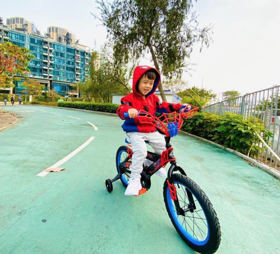 陳敏之 與兒子踏單車