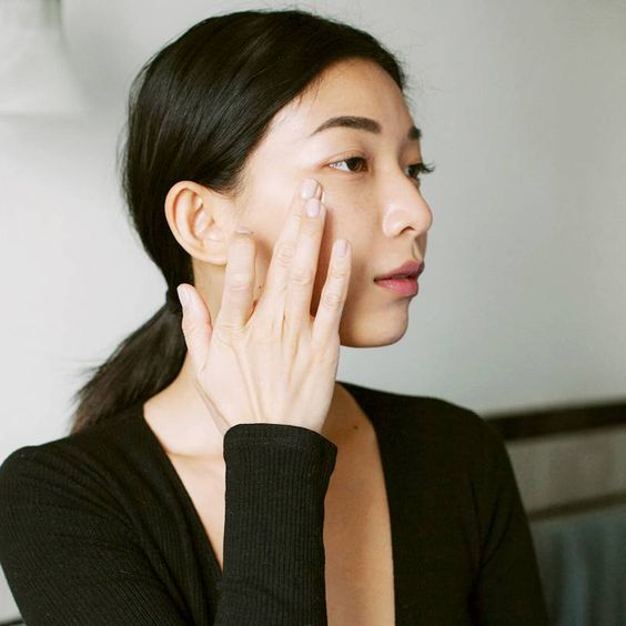 眼部浮腫應該冰敷定熱敷?解析3大眼腫因素和應對方法快速消腫