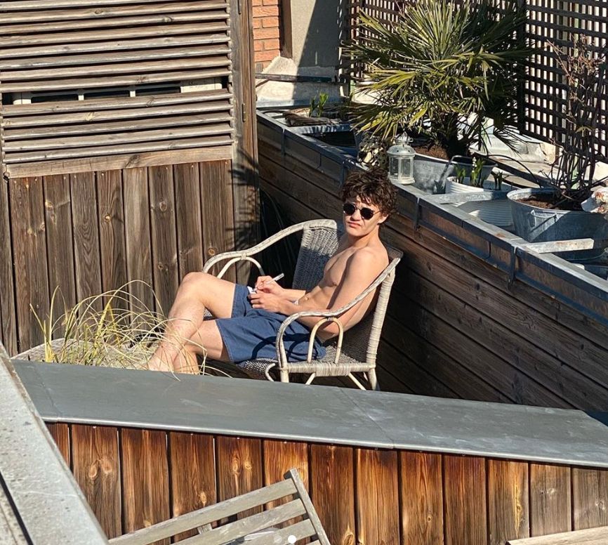 不只女兒漂亮！Johnny Depp 18歲帥氣兒子近照曝光！神還原爸爸年輕的樣子～