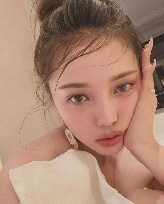 夏天浮粉甩妝點算好?激推「三文治上妝法」明星不脫妝的法寶
