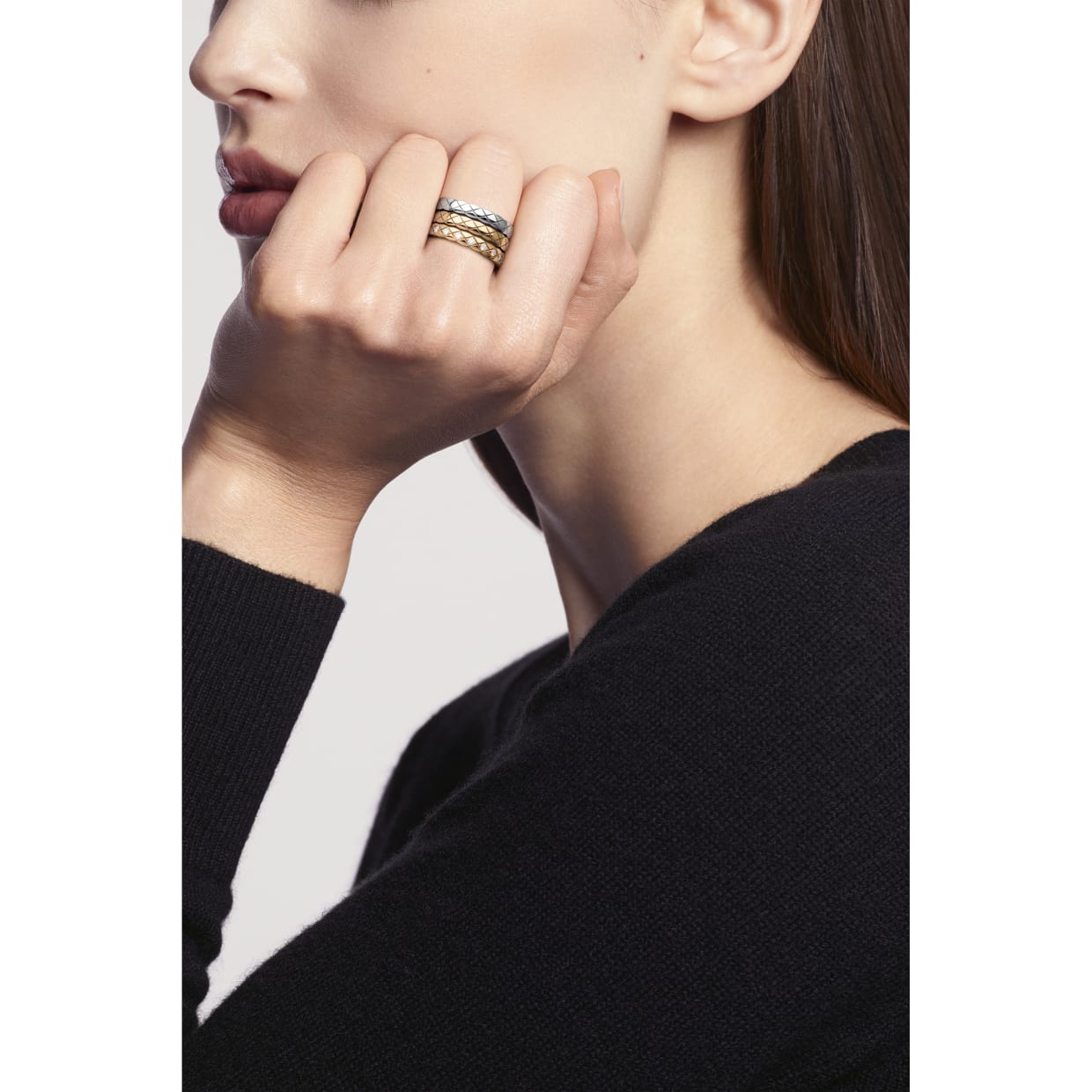 coco-crush-ring-white-white-gold-packshot-portee-1-j11793-8825726009374