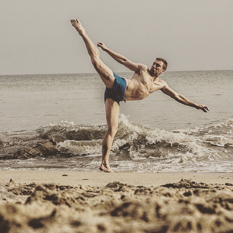 【降魔的2.0】出身醫學世家 居港德裔男易宇航 演藝創業雙棲發展