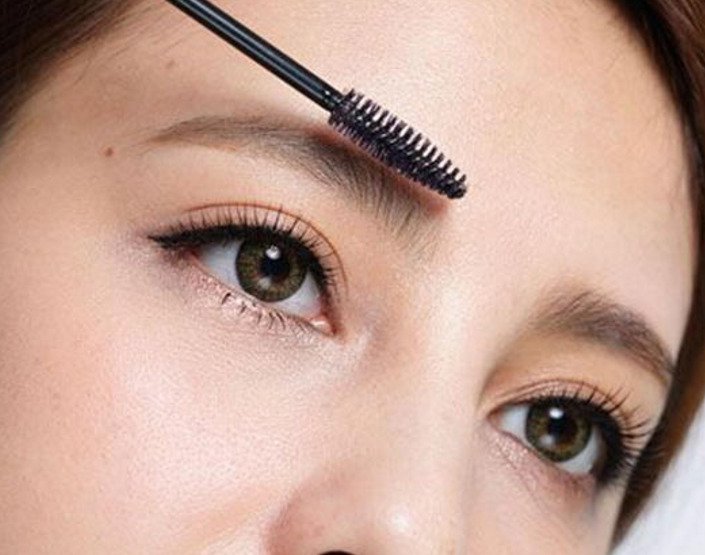 可以稍微用眉刷刷一下雙眉，定好眉毛的形狀。