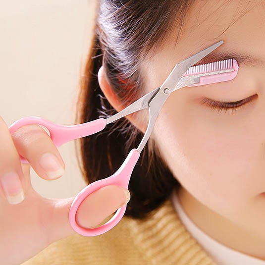 運用多種修眉工具使眉型更自然。