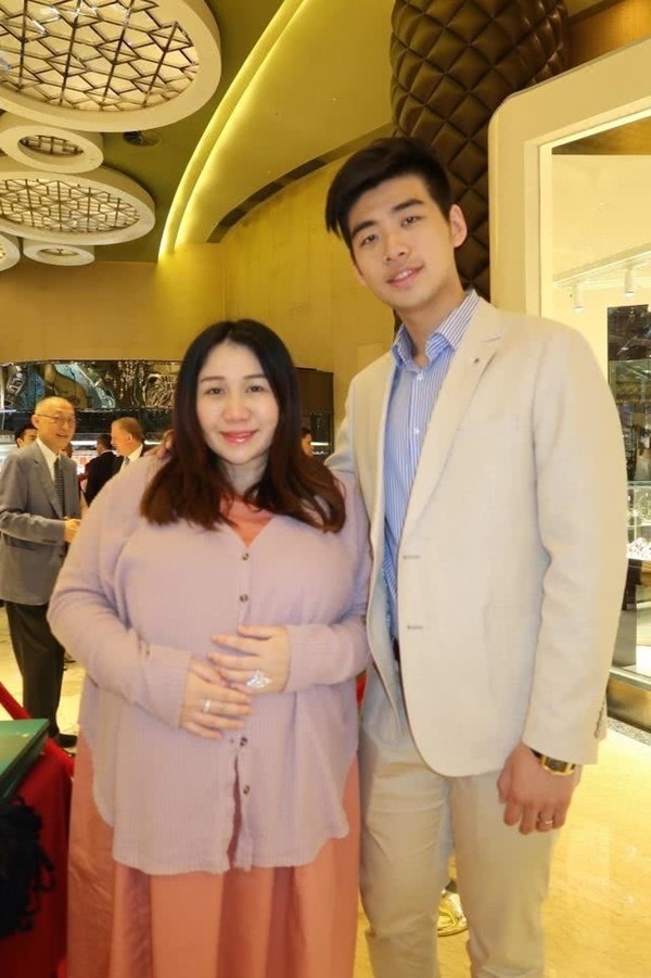 【何超盈變瘦了】產後首次貼出照片 有V型瘦臉 昔日懷孕時發福身形不再