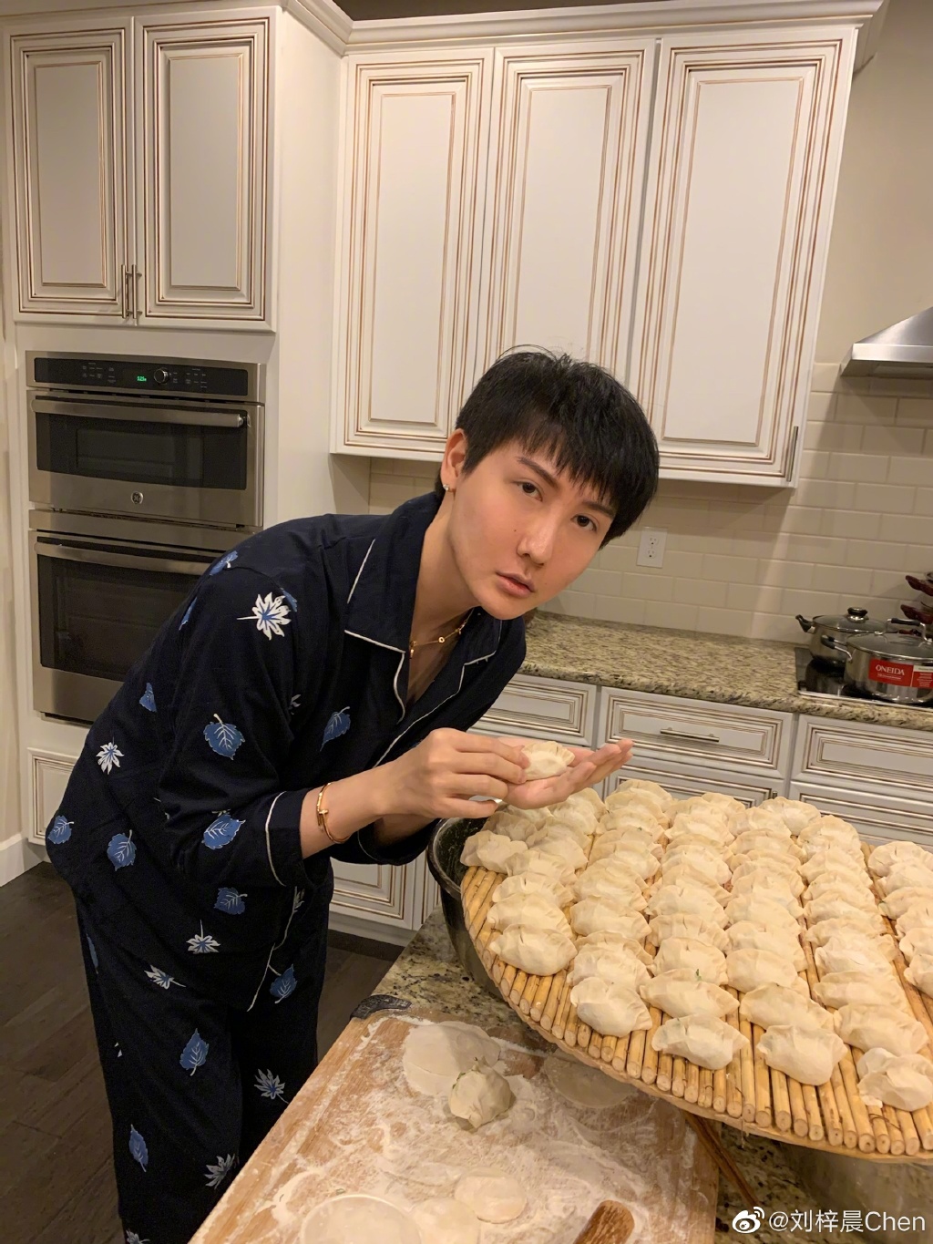 「蛇精男」劉梓晨滿臉又紅又腫痘痘 痛哭經歷著痛苦生活