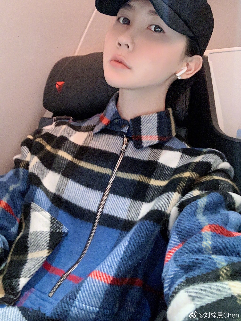 「蛇精男」劉梓晨滿臉又紅又腫痘痘 痛哭經歷著痛苦生活