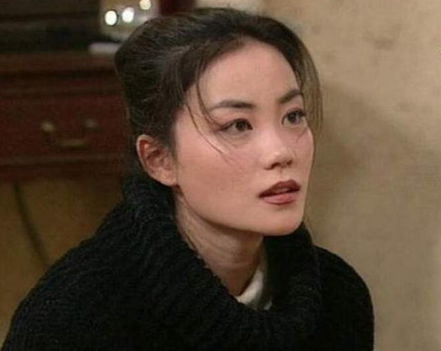 王菲當年叫王靖雯,在《原振俠》中飾演冷豔特工首領海棠。