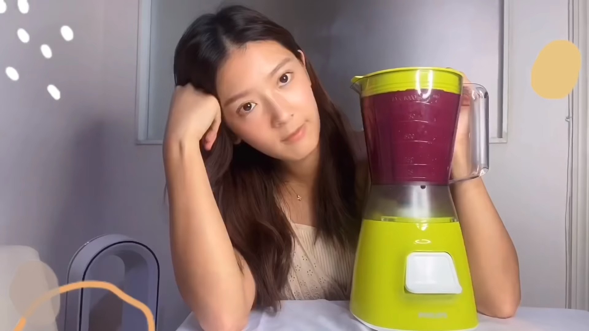 將一堆水果榨汁。