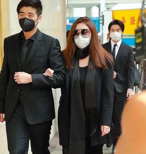 【何超盈變瘦了】產後首次貼出照片 有V型瘦臉 昔日懷孕時發福身形不再