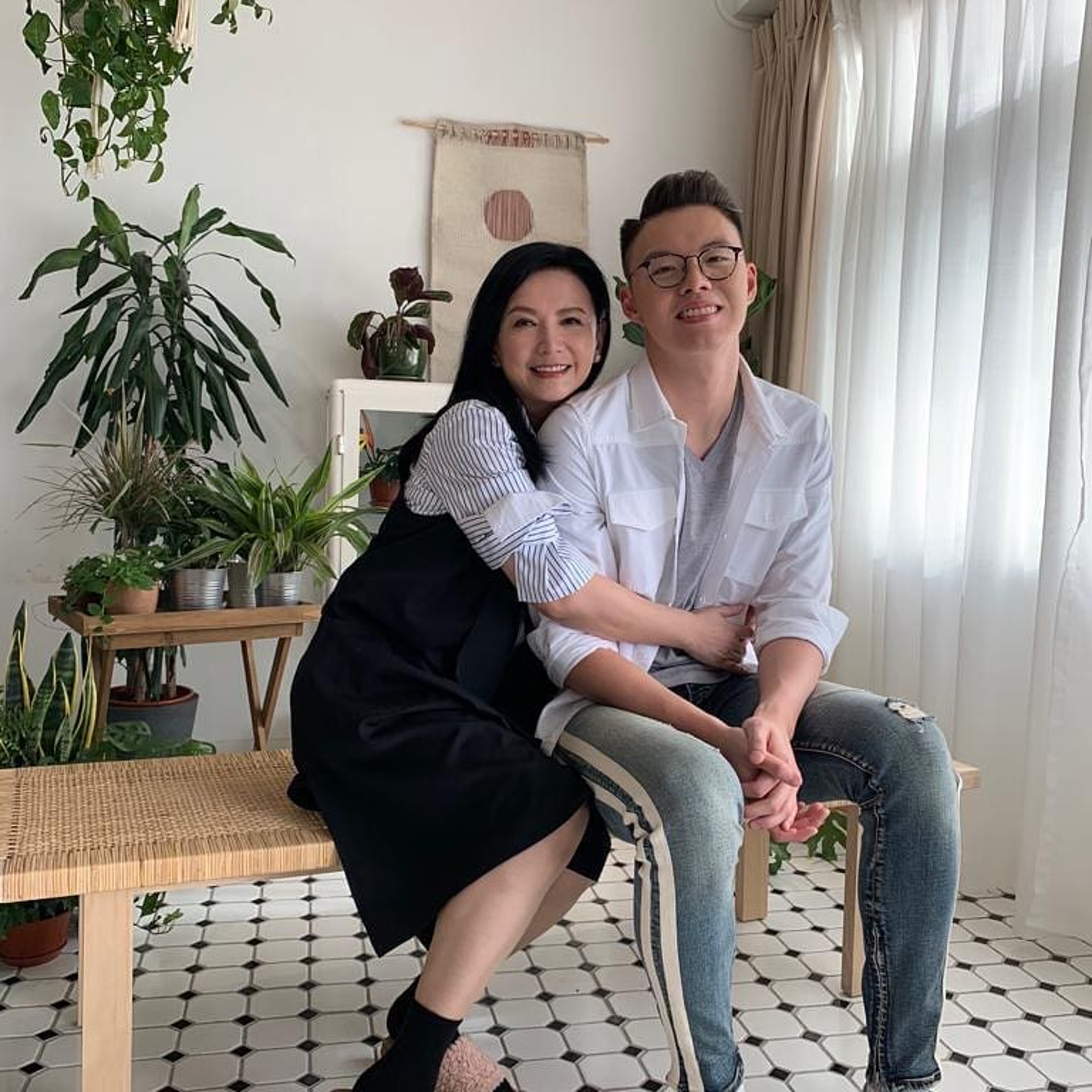 其實馬國明的第一位緋聞女友是比他年長8年的曾華倩