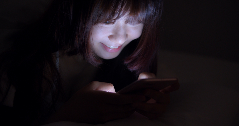 你還在熬夜等他的信息嗎?別等了,戒掉熬夜和他,關上手機早點睡,迎接明天