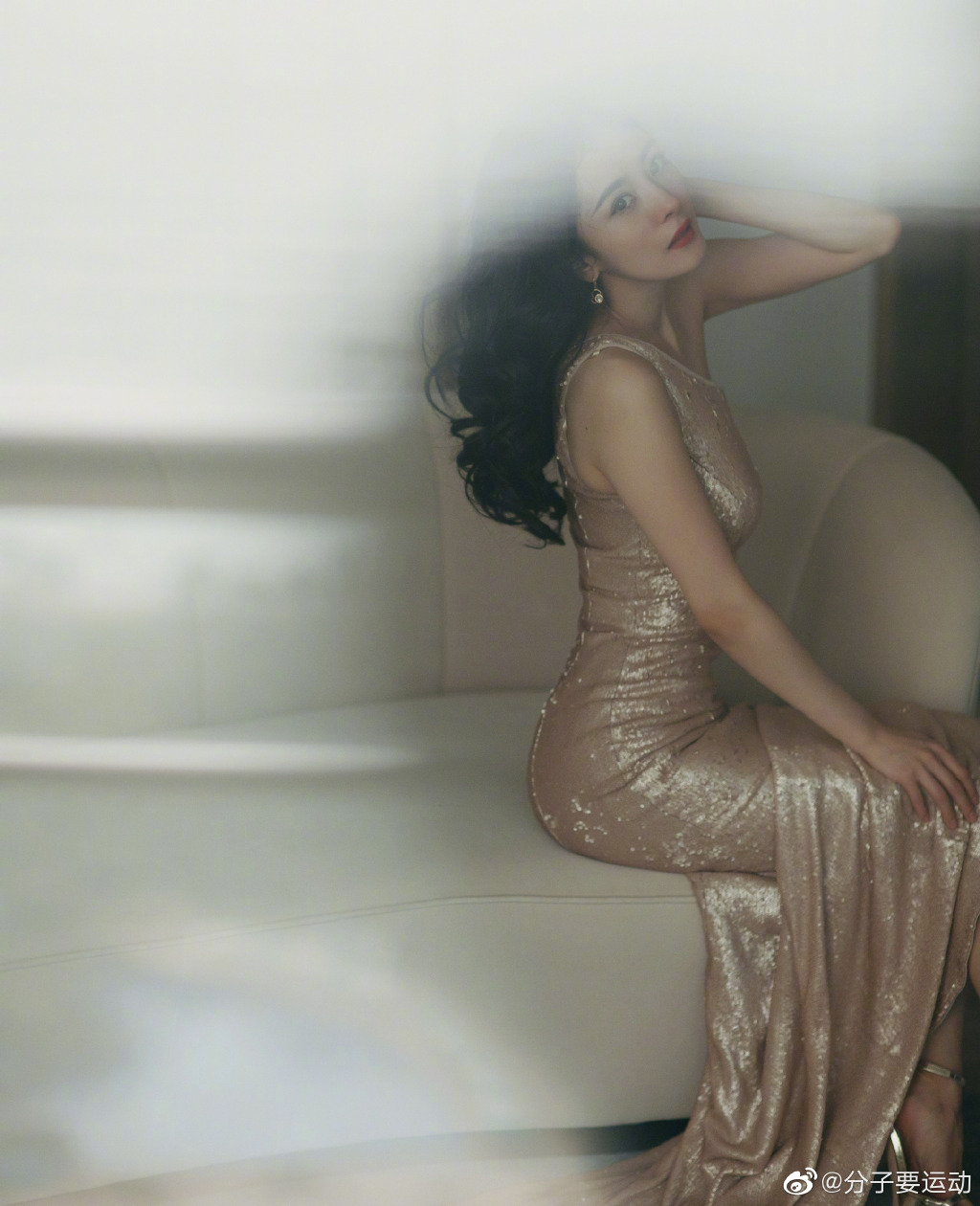 楊冪裝假狗？網上瘋傳楊冪「屁股歪了」照 網民：知道有假胸，原來屁股都有假！