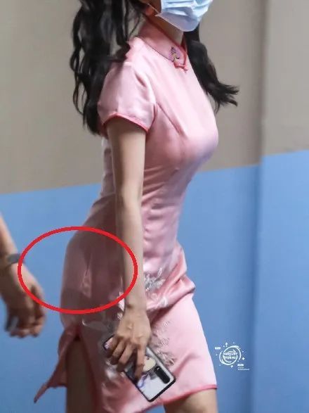 楊冪裝假狗？網上瘋傳楊冪「屁股歪了」照 網民：知道有假胸，原來屁股都有假！