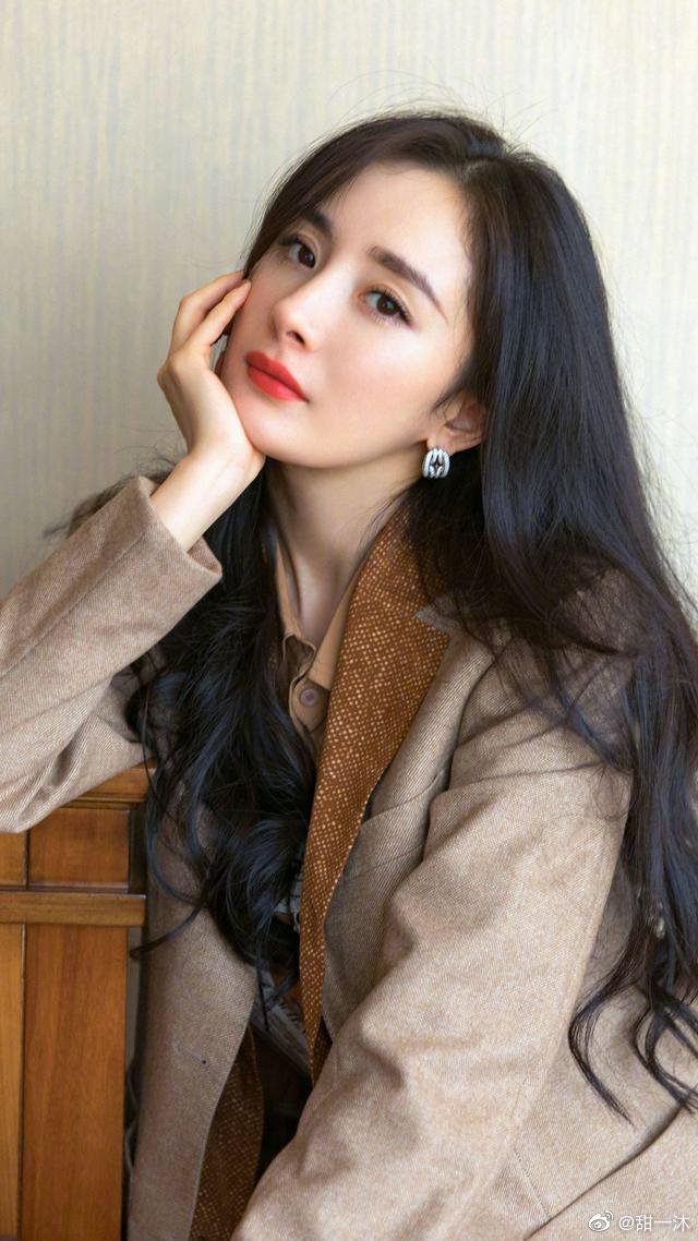 楊冪裝假狗？網上瘋傳楊冪「屁股歪了」照 網民：知道有假胸，原來屁股都有假！