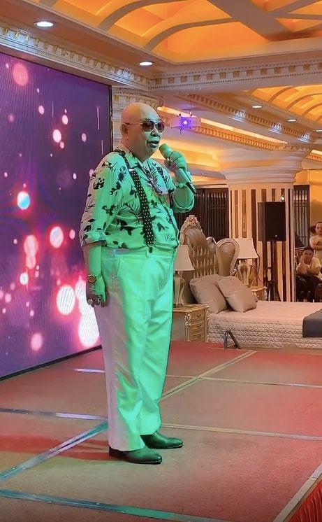 黃一飛肥了很多,頂著大肚腩似「多仔佛」,好有福氣。