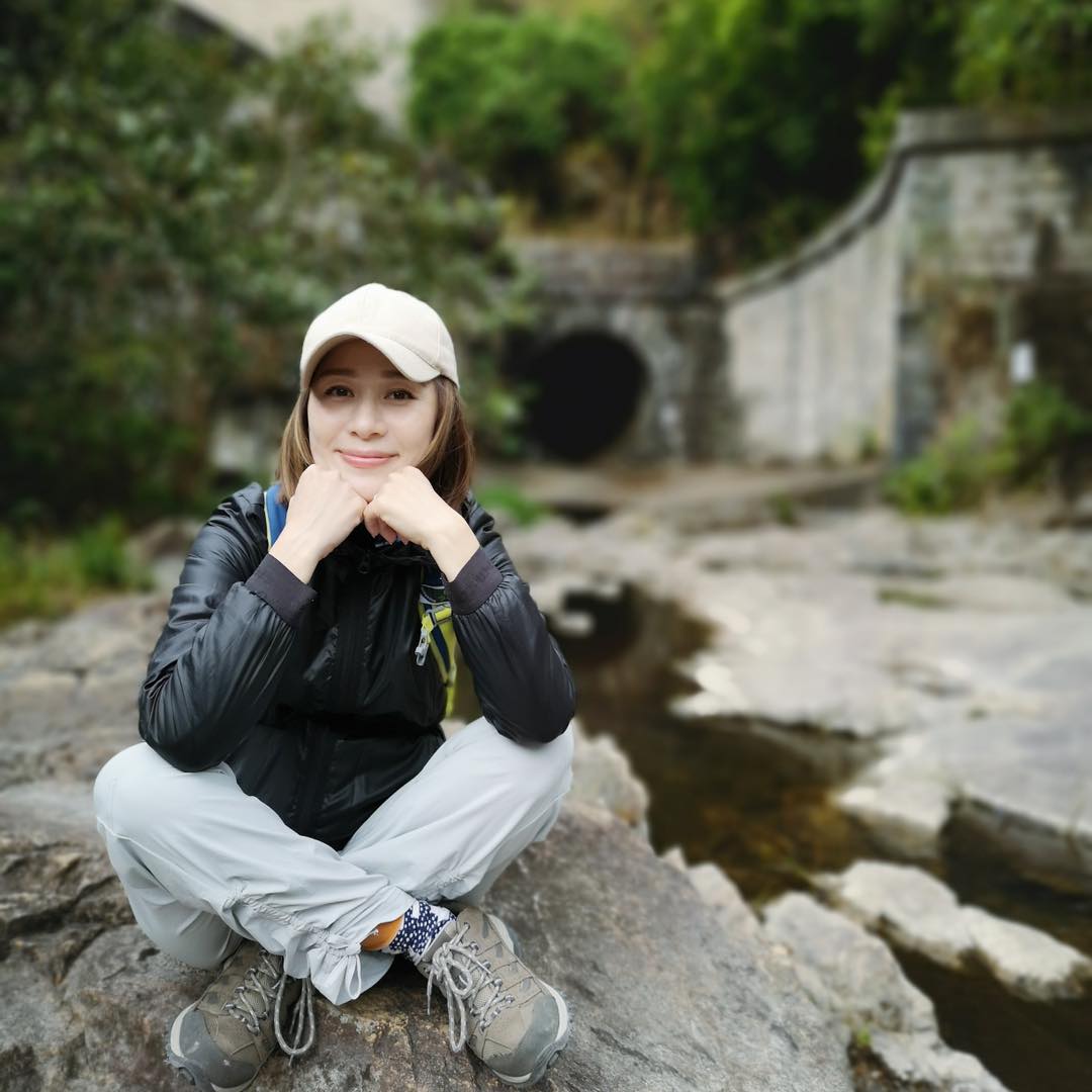 鄺文珣經歷三段圈中情不得意 情歸富商以為嫁給愛情 背後卻流著不為人知的眼淚?