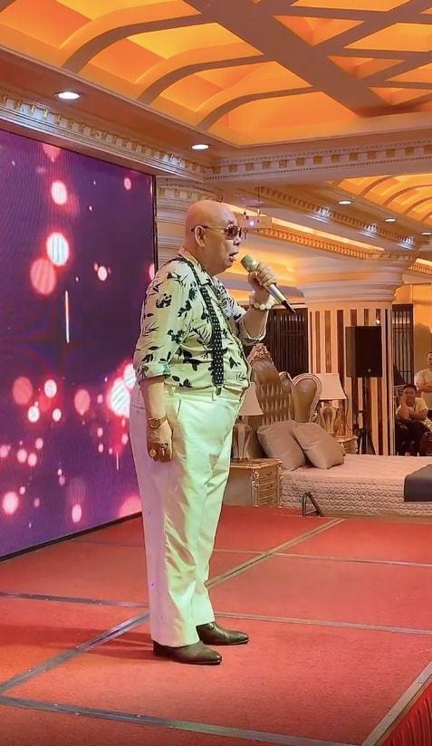 近日黃一飛現身商演活動,現年74歲的他穿著吊帶褲和戴著黑超,看起來相當時髦。