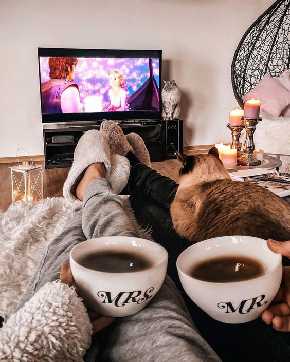 抗疫期間感情變淡？研究證實：一齊追劇可讓情侶感情升華！