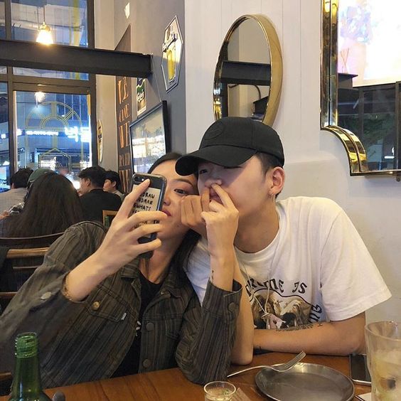 抗疫期間感情變淡？研究證實：一齊追劇可讓情侶感情升華！