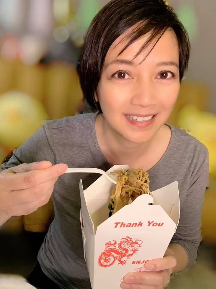 楊婉儀甘同丈夫共患難 為還欠債抵押港姐后冠 港姐變平民 現移居美國重新開始