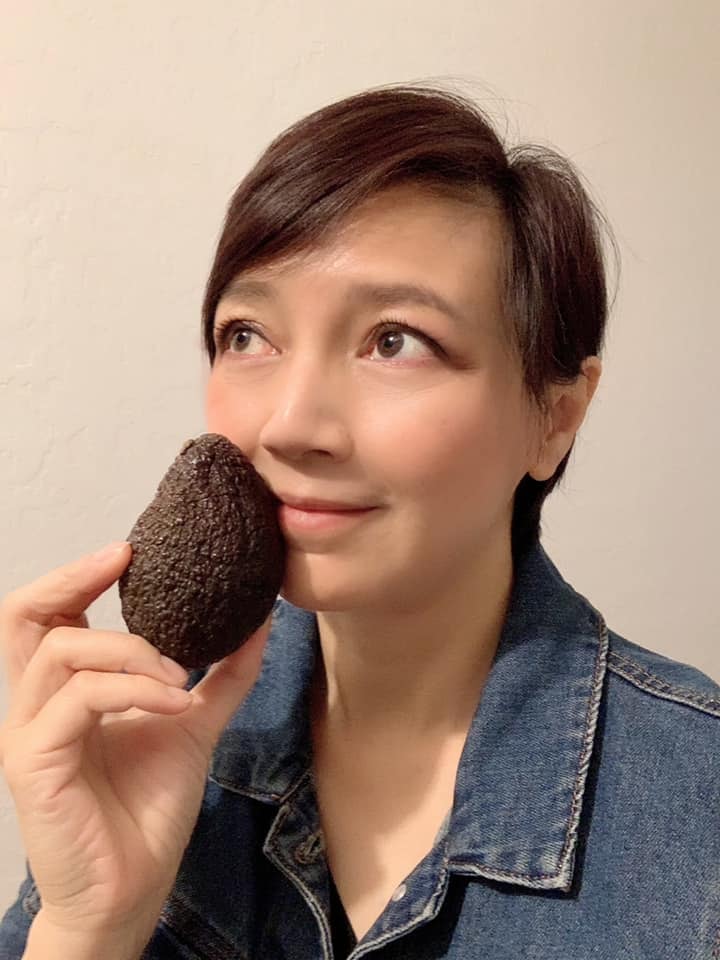 楊婉儀甘同丈夫共患難 為還欠債抵押港姐后冠 港姐變平民 現移居美國重新開始
