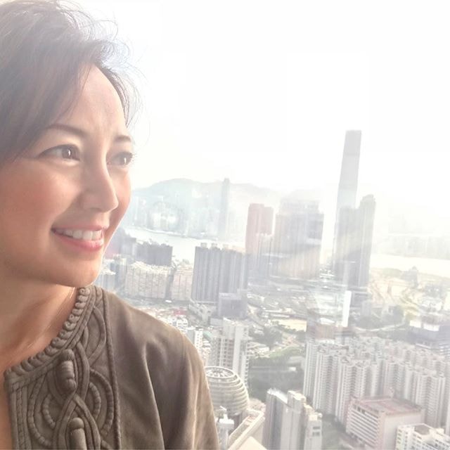 楊婉儀甘同丈夫共患難 為還欠債抵押港姐后冠 港姐變平民 現移居美國重新開始