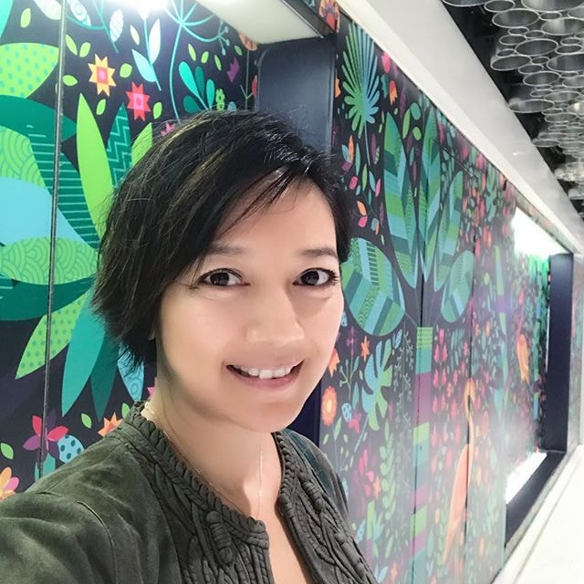 楊婉儀甘同丈夫共患難 為還欠債抵押港姐后冠 港姐變平民 現移居美國重新開始